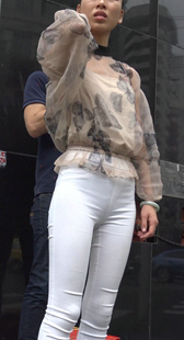 干练紧身铅笔白裤美女