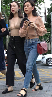 超性感超低胸装无内衣超薄乳贴两美女逛街