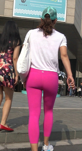 性感包臀紧身粉红瑜伽裤内痕美女