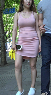 极品粉色包臀裙内痕大胸美女