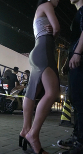 超性感紧身包臀裙两片花瓣欲绷而出