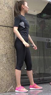 紧身秀美黑色运动弹力裤美女