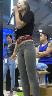 性感包臀紧身蜜桃牛仔裤美女