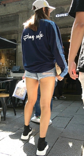 极品鸭舌帽超短热裤美眉