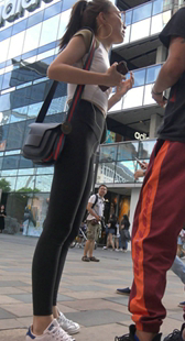 极品大耳环黑色瑜伽裤美臀美女