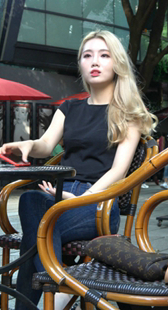 紧牛翘臀金发美女