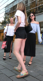 超短黑色热裤美月牙美女