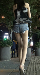 夜色阑珊下的美腿热裤女郎