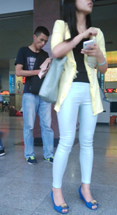 火车站天蓝色紧身裤