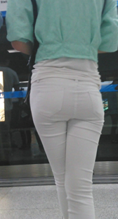 白裤美女交叉站立