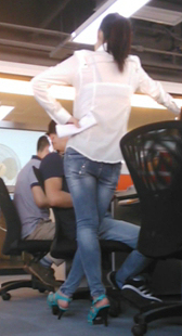 蓝色牛仔裤美臀女人