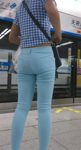 地铁蓝色紧身裤