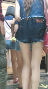 地铁牛仔热裤肉丝