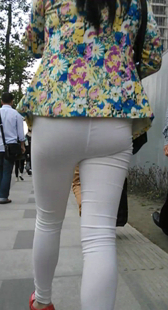 白裤肥臀小少妇