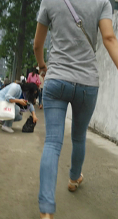 短头发紧身牛仔裤美女