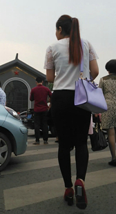 性感大屁股黑布裤上楼梯