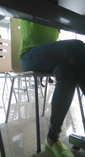 蓝牛小少妇坐着都要这样夹