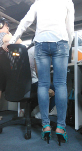 蓝色牛仔裤美臀女人第二季