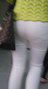 白色紧身裤美臀