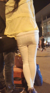 火车站白裤美女