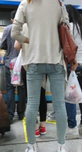 紧身牛仔美腿女孩