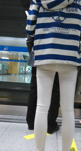 上楼梯紧身白裤美腿