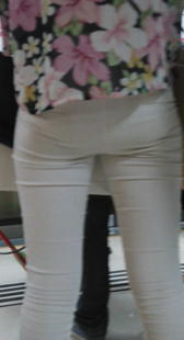 地铁大屁股白裤少妇