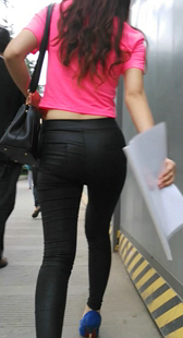 紧身黑皮裤扭得很动人