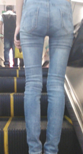 电梯上的长腿牛仔裤