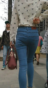 高腰紧身牛仔裤美女