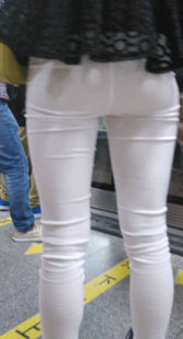 白裤翘臀OL等地铁