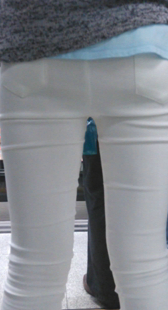 白裤少妇上楼梯