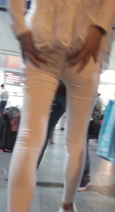 火车站紧身白裤美女