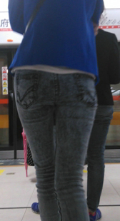 紧身灰牛仔双腿交叉