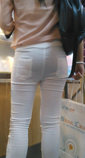 公司门外白裤紧臀同事