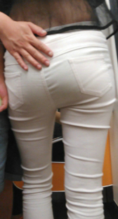 街拍白裤紧臀美女