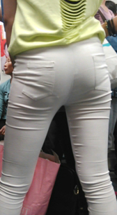 白裤紧臀美女