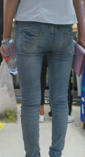 超级紧身牛仔裤配小高跟