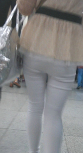 紧身白裤电梯上拍下大屁股