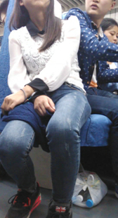 火车上紧身牛仔少女