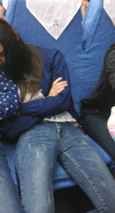 火车上紧身牛仔少女三角区