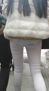 紧身白裤美少女