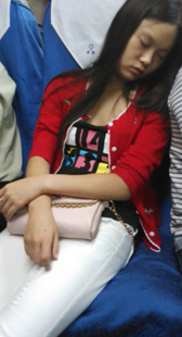 火车上白裤美女睡着了第一季