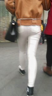 白色紧身皮裤翘臀