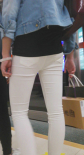 紧身白裤美女展示身材