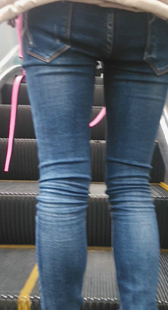 电梯紧身牛仔裤好臀诱惑