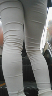 白裤肥臀电梯上