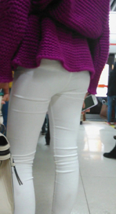 在聊天的白裤美女