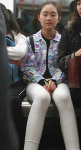 背着书包的白裤紧身美女