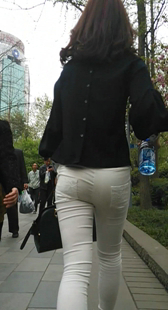 公园白裤女游玩